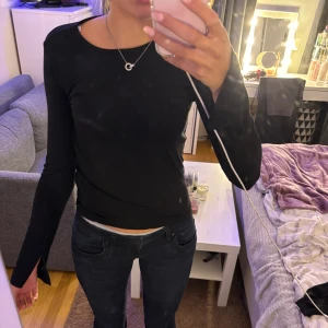 Långärmad tröja  - Svart långärmad tröja från Gina Slits i armarna Gina Young  Använd 1 gång  