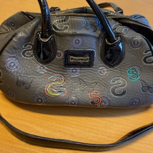 Gammal väska från min mamma är i relativt bra skick andvänd mycket💗 - Ganska bra skick storlek mellan stor