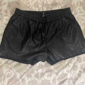 Läder shorts  - As snygga läder shorts som tyvärr inte kommer till användning! Storlek S från hm, finns inga fler bilder💕