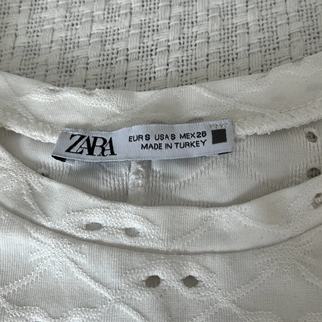 Vit topp med hål broderier - 91