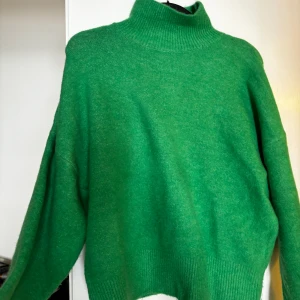 Grön ulltröja från Zara - Säljer en grön, varm ulltröja från Zara då den inte kommer till användning hör hemma. Storlek S och sparsamt använd så i väldigt fint skick! 