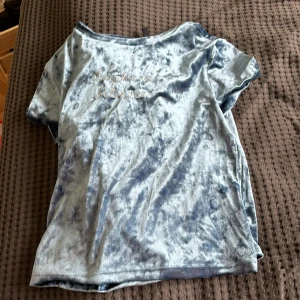 t-shirt - Halvt cropad blå skinande t-shirt o bra skick