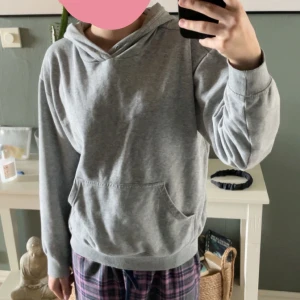 hoodie - fin tunn hoodie som tyvärr är lite för liten för mig!!