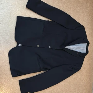 Oscar Jacobson kavaj - Säljer en mörkblå kavaj från Oscar Jacobson. Nypris 3999kr
