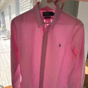 Rutig Ralph Lauren skjorta i en skön rosa färg, riktigt tunn perfekt till sommaren. Inköpt på NK i Göteborg för ca 1499kr inga som helst defekter 10/10 skick, Storlek S. ‼️Kan gå ner i pris vid snabb affär‼️
