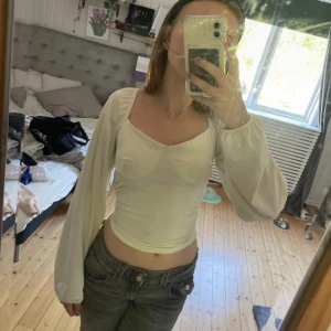 blus - superfin volangtröja med puffärmar, perfekt till sommaren 🤍