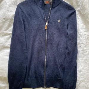 Morris full zip - Storlek S i väldigt bra skick. 100% merinoull. Original pris 1999kr