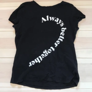 Svart T-shirt  - Säljer den här svarta T-shirten med tryck då den inte kommer till användning🤍. Den är i använt men fint skick och inga skavanker💖. Är i barnstorlek 146-152 så skulle säga XXS-XS