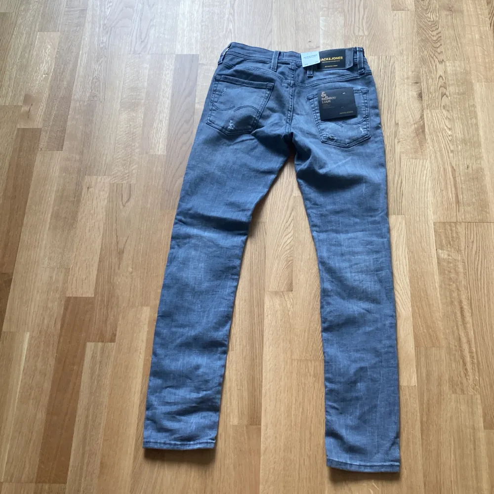 Helt nya jack and jones jeans säljer då de var för små. Nypris runt 600kr.. Jeans & Byxor.