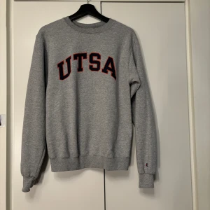 Champion sweatshirt  - En champion sweatshirt som är i storlek S, den är i mycket bra skick💕