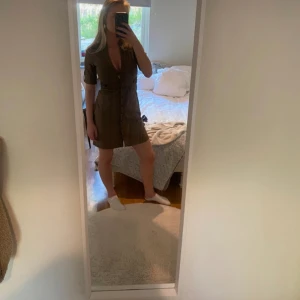 Klänning  - Super snygg klänning från mango 