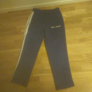 Palm angels byxor  - Palm angels byxor  Storlek L  Jätte fint skick 9,5/10  För person som är lägst 170cm  700kr Äkta   