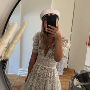 Studentklänning  - Säljer nu min otroligt drömmiga studentklänning från märket Bronx and Banco (nypris 6326 kr). Klänningen är endast använd på studenten och har inga fläckar eller liknande!!🫶🏼
