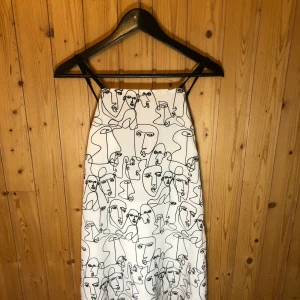 kläning - klänning som jag tror kommer ha stor come back du vet 2018 vibes, 100% inne denna sommar, hade behållit den om jag inte hade inset att jag inte tycker om klänningar , sorry sorry 