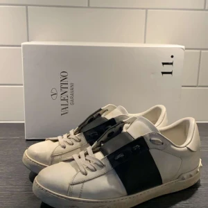 Valentino Open sneaker - Tjenare! Säljer mina valentino opens till ett bra pris. Inköpta för 3000 här på plick. Mitt pris 1399. Kan inte garantera att de är äkta men det är stor chans att de är det. Hör av dig om du har frågor👍