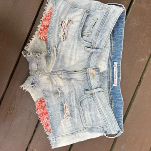 Lågmidjade jeans shorts - SÅÅÅ snygga lågmidjade jeansshorts från forever pink, midjemåttet 40 cm💕