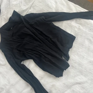 Skjorta - Svart skjorta från lager 157, använd fåtal gånger. Skriv vid frågor 75kr+frakt priset går att diskutera 