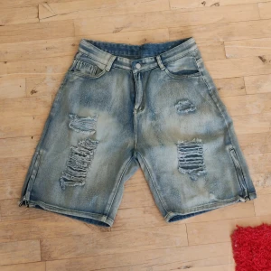 Coola jeans shorts - Dom är i bra skick, alldrig andvända, säljer för dom är för små