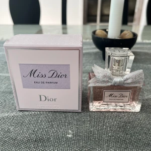 Dior Perfym - 100% oanvänd Dior perfym 30ml, i doften EAU DE PARFUME parfekt när man vill känna sig uppklädd✨🤩. Fick den i present men har aldrig använt den‼️Nypris: 1159kr ‼️✨