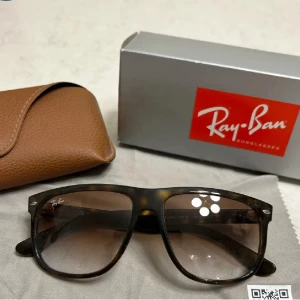 Rayban boyfriend glasögon - Hej. Säljer ett par boyfriend glasögon i storlek 56. Ett par i mindre storlek föredras om du tycker att de vanliga boyfriends är lite för stora för ansiktet. Perfekt skick, inga skador, köp direkt för 999kr.  Gråa lådan är tyvärr borta.