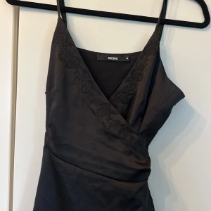Svart sommar linne  - Ett superfint omlott linne med broderi på bysten en sjusterbar midja och axelremmar, som säljs för att det inte kommer till användning 🖤