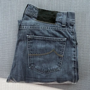 Jacob Cohen Jeans - Tja! Säljer nu dessa riktigt sköna och trendiga Jacob Cohen jeans | Storlek = 33 | Skick = 9/10 | Nypris = 5500kr, mitt pris = 1099kr