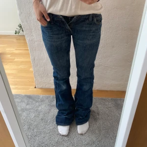 Lågmidjade jeans - As snygga Lågmidjade jeans med perfekt passform!!! Tyvärr för små för mig  Midjemått: ca 30 cm Innerbenslängd: ca 79 cm