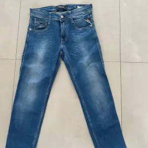 helt nya blåa replay jeans. modellen anbass ( slimfit)  då skicket är 10/10. hör av er vid frågor&bilder 🤩