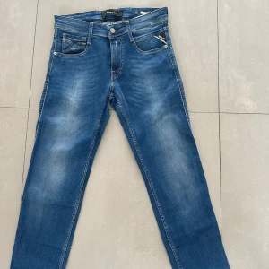 Replay anbass jeans - helt nya blåa replay jeans. modellen anbass ( slimfit)  då skicket är 10/10. hör av er vid frågor&bilder 🤩