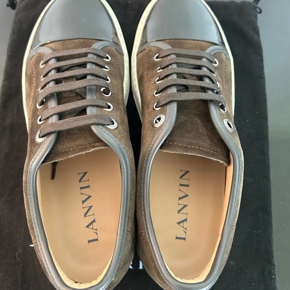 Säljer dessa sprillans nya lanvin skorna | skick 10/10 | De är i storlek UK 6 men passar 41-42 | Dustbag |Skriv vid minsta fundering 💭 . Skor.