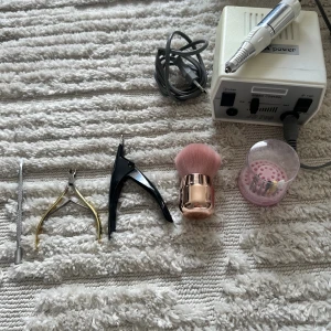 Elfil + verktyg  - En elfil från nagelgiganten i fint skick, den är andvänd men helt fungerade, köptes för 900kr säljer för 400 verktygen ingår:)  Det ingår även bits från missfancy!  Skriv vid intresse eller frågor🥰