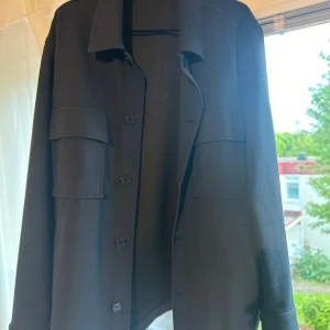 Overshirt, ZARA - Rensar ur garderoben inför kommande flytt, därav en massa grejer som ska säljas. En blå overshirt från Zara som passar perfekt nu till sommaren!