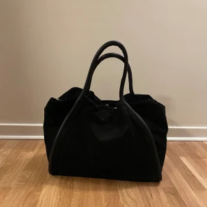 Weekend väska  - Stor väska från asos i typ mocka? Väldigt bra skick.