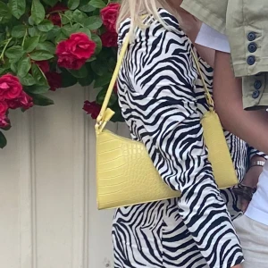 Liten väska  - En perfekt liten gul väska som passar till fest och livar upp en tråkig outfit (; Använd max 3 ggr. Skicka ett prisförslag eller tryck på Köp nu!