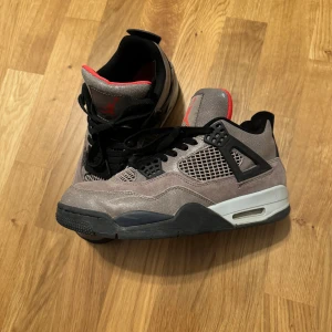 Air Jordan 4 - Taupe Haze - Använda AJ4 Taupe Haze - Condition: 8.5/10 - Ingen skolåda - Storlek EU41 - Pris förhandlingsbart