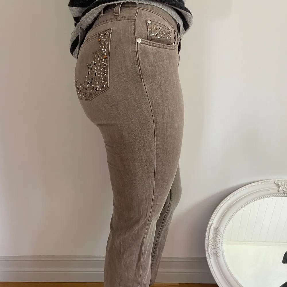 Unika jeans med så coola detaljer bak på ena fickan. Raka i modellen. Köpt vintage . Jeans & Byxor.