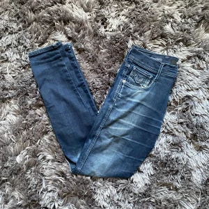 Replay anbass jeans - Ett par riktigt snygga Replay anbass i storlek w30 L32📏Jeansen har snygga slitningar som gör dem mer unika!👖priset går att diskuteras vid en snabb affär!💸( litet lagat hål på vänstra benet) men inget som man lägger märke till då det ser ut som design