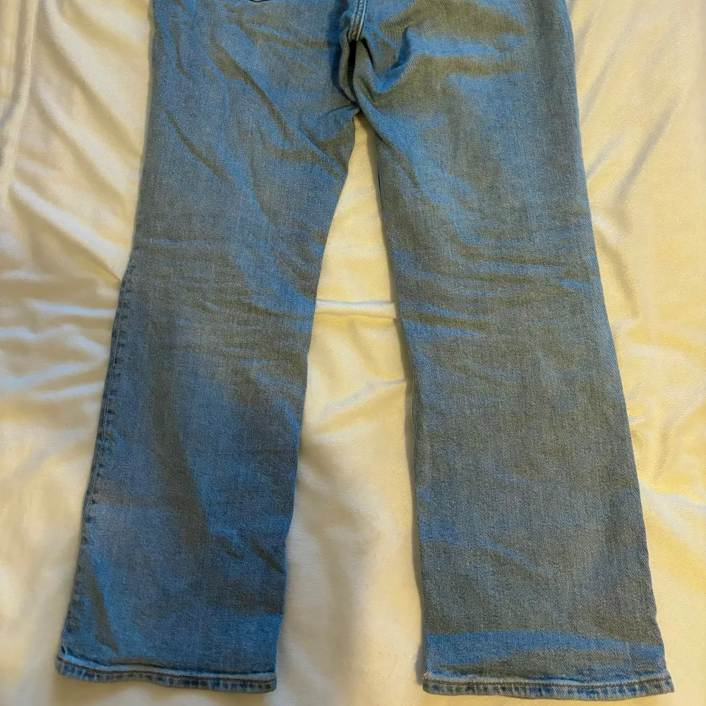 Supersnygga lågmidjade straight jeans från Weekday i modellen ”Twig”! Använda men inga defekter, står ingen storlek men midjemått 40 cm tvärsöver, skulle gissa storlek W30🫶🏼. Jeans & Byxor.