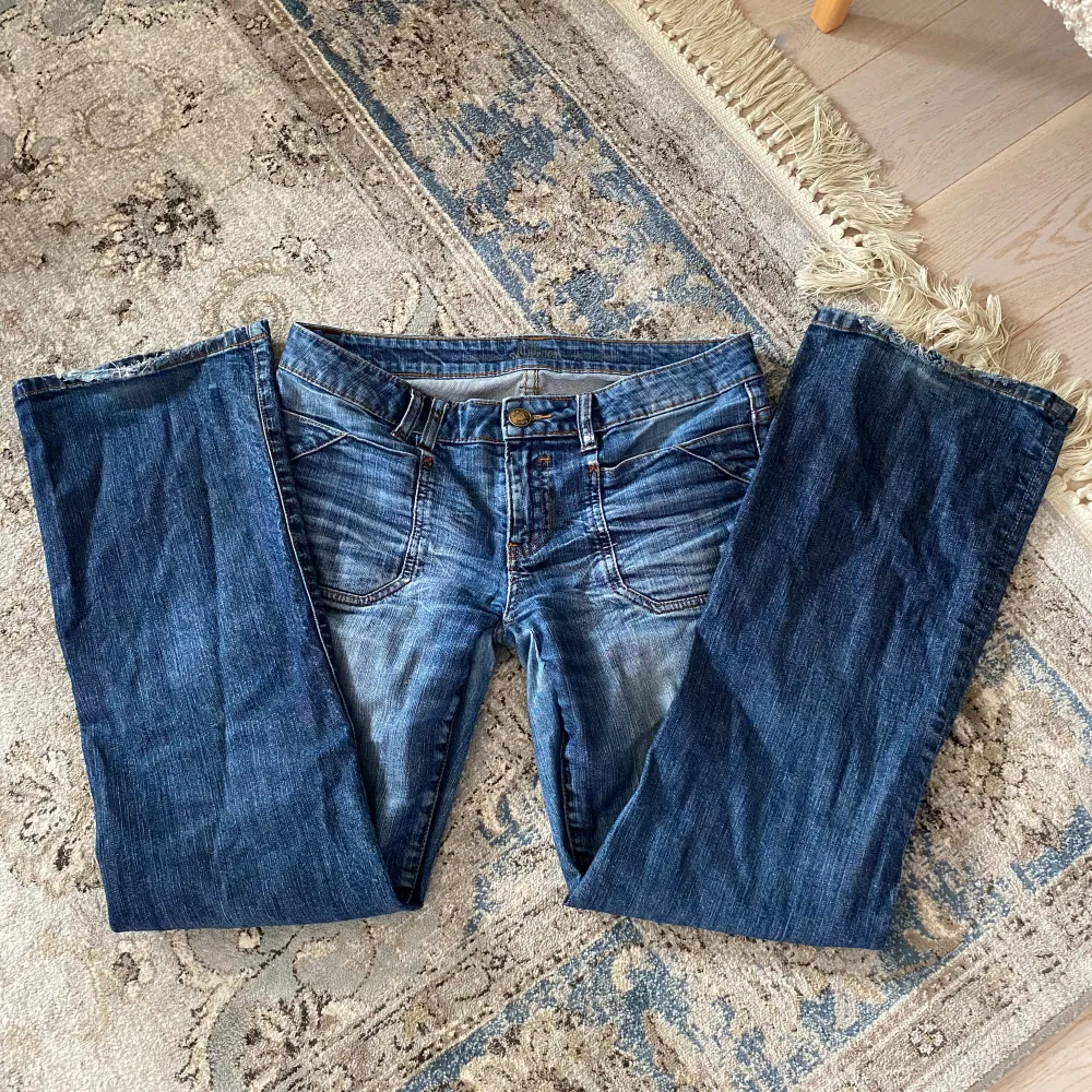 Säljer dessa lågmidjade jeansen med coola fickor och bootcut. Innerbenslängden är 80 cm och midjemåttet är 42 cm. Passar mig som vanligtvis har M men är lite för korta, (är 173 cm lång)💙. Jeans & Byxor.