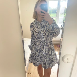 Sommarklänning  - Så fin och luftig sommarklänning! Har knytning i midjan och är i superfint skick.🤍