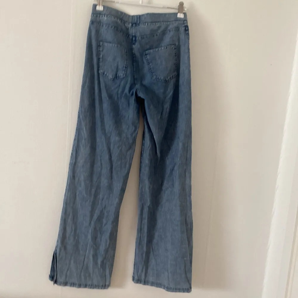 Stretchiga jeans i bra skick, använda ca 5 gånger🌺sista chansen innan alla kläder hamnar på tippen!🌷. Jeans & Byxor.