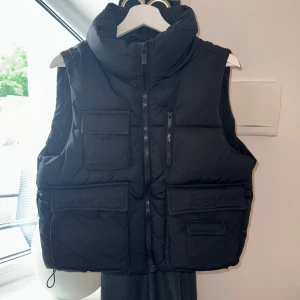 Väst  - En väst i storlek S. Den är i bra skick då jag inte använt den så mycket. Priset + frakt. 