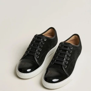 Hej söker ett par lanvins i storlek uk 8 eller 9 i färgen mörkblå eller svart - Hej säker ett par lanvins i storlek uk 8 eller 9 mörkblå eller svart