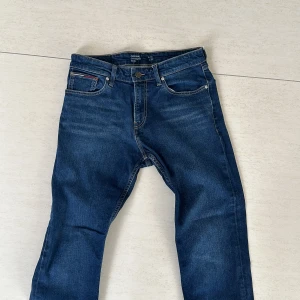 Tommy Hilfiger jeans (Tommy Jeans) - väldigt sköna, ser helt nya ut för män, används inte längre för jag har slutat använda jeans. finns fler jeans att köpa från olika märken på min profil. Original Straight Ryan heter dem. Ordinariepris vid 1000kr med rabatter