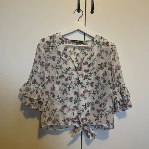 Blommig blus - En fin blus ifrån Bik Bok. Endast använd 1-2 gånger, är i väldigt fint skick💕