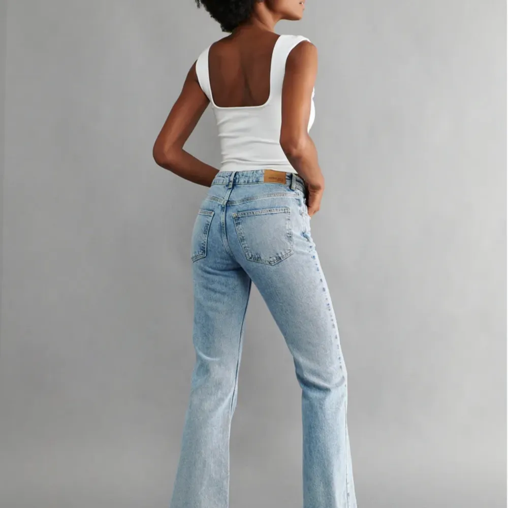 Blå utsvängda jeans, super snygga och bekväma💙. Jeans & Byxor.