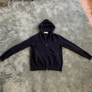 Sayless zip-hoodie - zip-hoodie ifrån Sayless som är riktigt fräsch, skicket är 9/10 och har använt den ungefär 1 månad men säljer pågrund av att den är för liten. modellen är 185cm lång och 70kg. skulle nog passa närmare 175cm ganska bra! nypris: 899kr