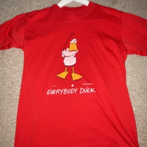 Retro T-Shirt - Säljer min retro t-shirt som jag köpte för 500kr på ettresex i Stockholm, säljer den för 200kr