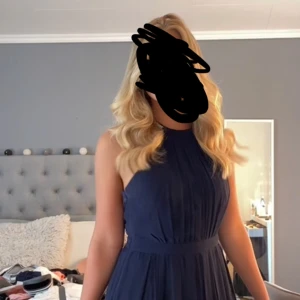 Balklänning  - Säljer denna balklänning från Nelly i storlek 38, uppsydd för mig som är 165. Slit vid vänstra benet och öppen i ryggen, en knapp har försvunnit från nacken men inget som märks! Använd 2 gånger 💓