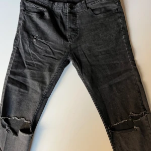  Svarta jeans med hål -  Säljer de de sitter för litet på mig 